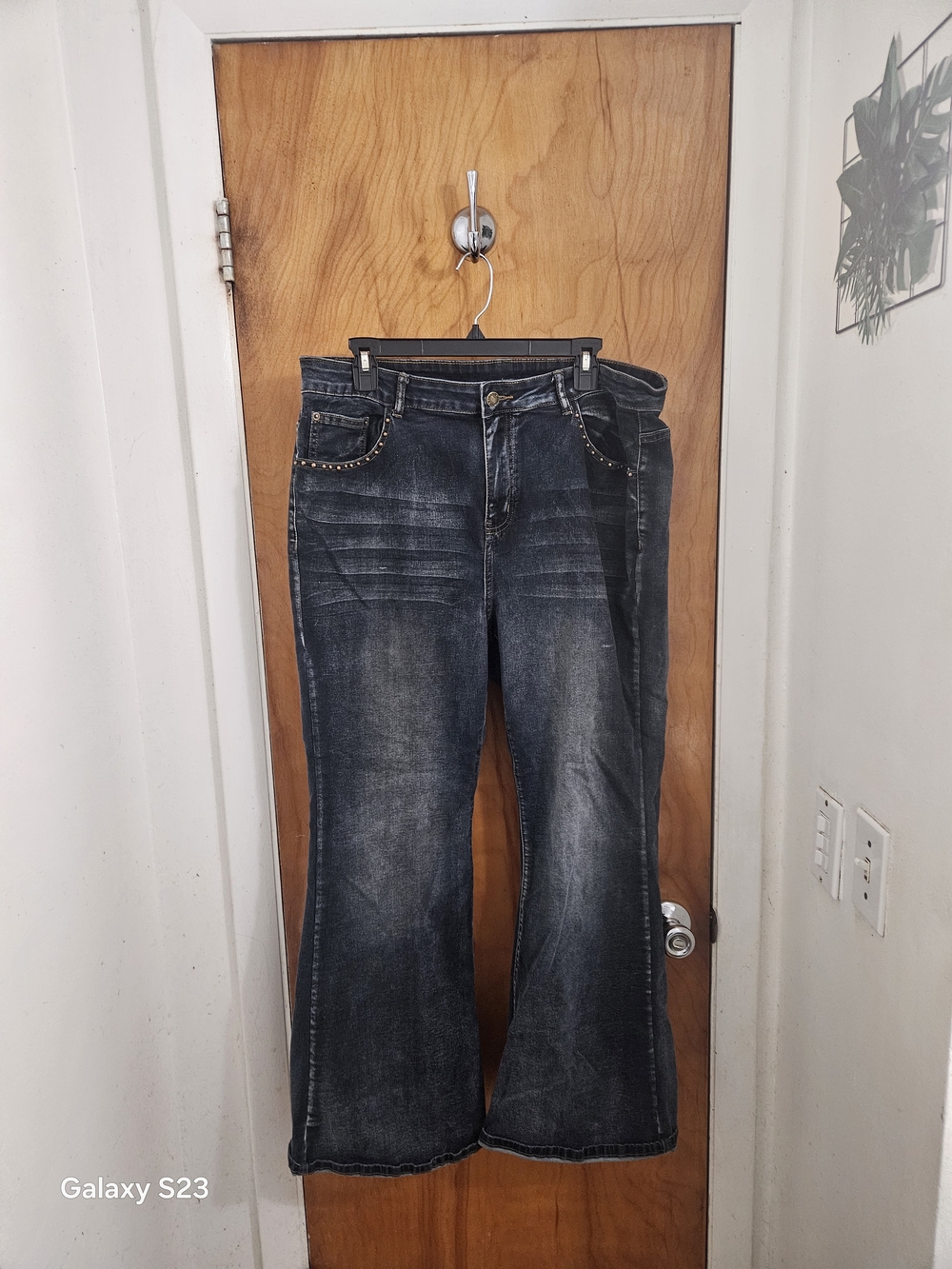 ROMWE Dark Blue Flared Women’s Jeans with Studded Pockets